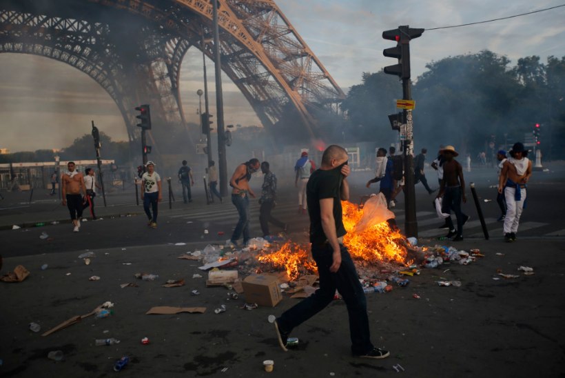 FOTOD ja VIDEOD | Jalgpalli EMi finaali ajal läks Pariisi fännitsooni lähedal mässuks