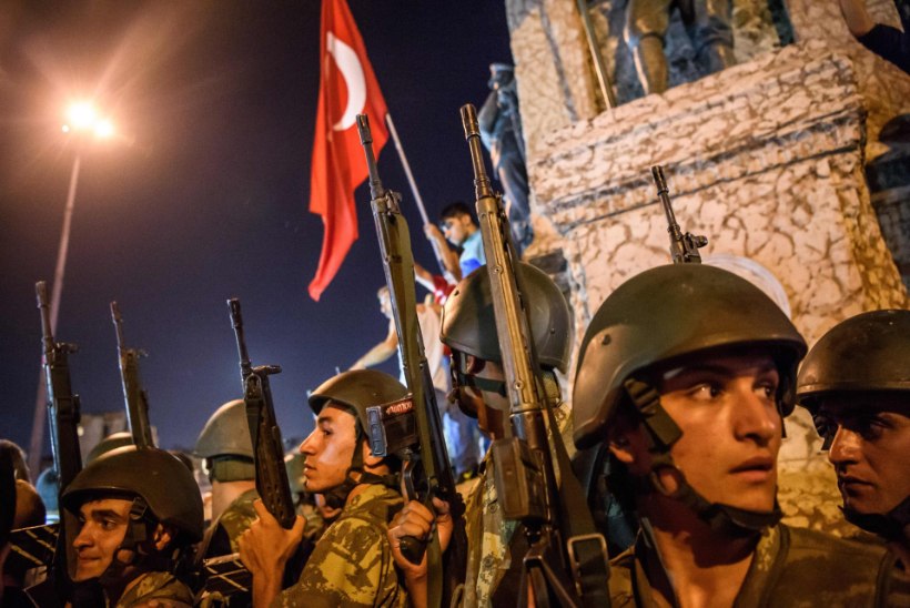 KÄED ÜLES : vaata, kuidas Türgi sõdurid alla andsid