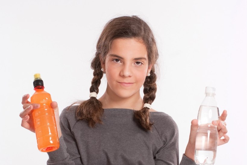 Uuring: laste ülekaalu vähendamiseks peab piirama suhkruga magustatud jookide tarbimist