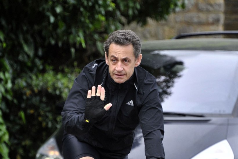 LIIKLUSHULIGAAN: Politsei tabas Sarkozy valel pool teed pedaalimas