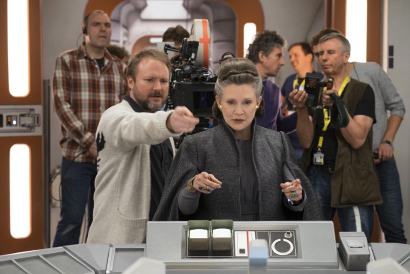 SÜDANTLÕHESTAV: Carrie Fisher naaseb „Tähesõdade" uues treileris haua tagant ekraanile