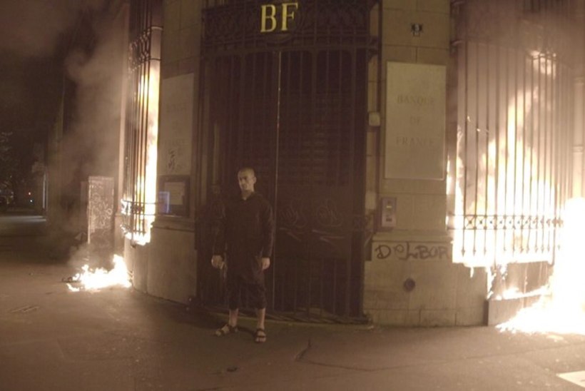 Putini eest pagenud performance'i-kunstnik pistis Prantsusmaal panga põlema 