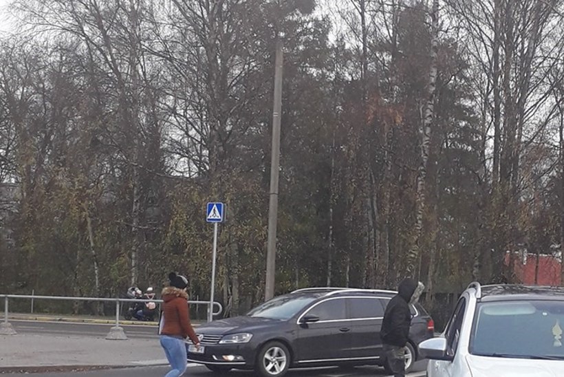 Annetuste küsimine Mustamäel: inimene sõitis autoga eemale, annetuse küsija sõiduki küljes rippumas