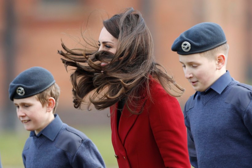 FOTOD | Hertsoginna Catherine osales õhuväe kadettide treeningul
