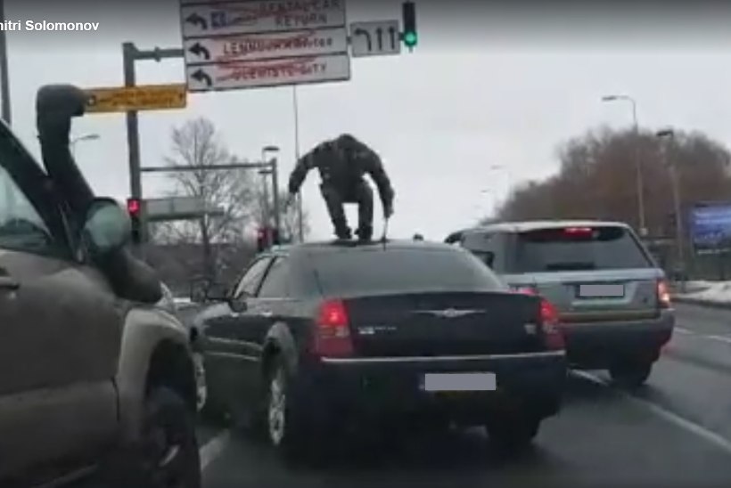 Mees hüppas auto katusele, et tolle juht kinni pidada