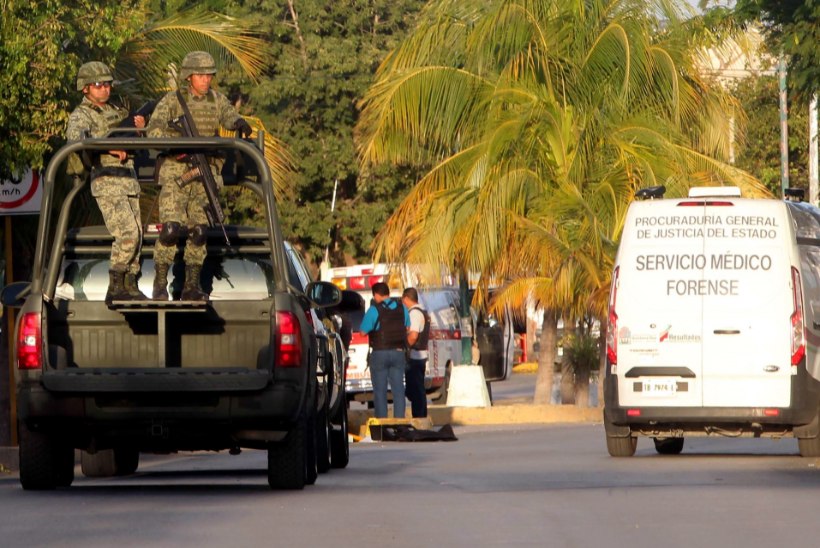Mehhikos poseeris turist politseiniku relvaga