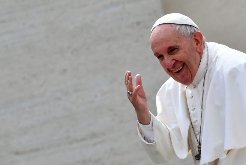 VIDEO | 3aastane tüdruk näppas paavstilt peakatte