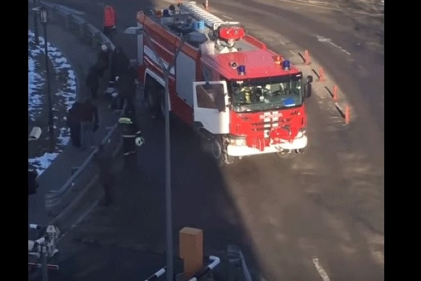 VIDEO | Moskvas Domodedvo lennujaamas tagurdas inimestele otsa tuletõrjeauto
