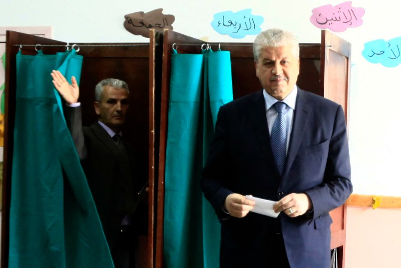 Alžeeria peaminister soovitas naistel vajadusel meestele kaikaga virutada