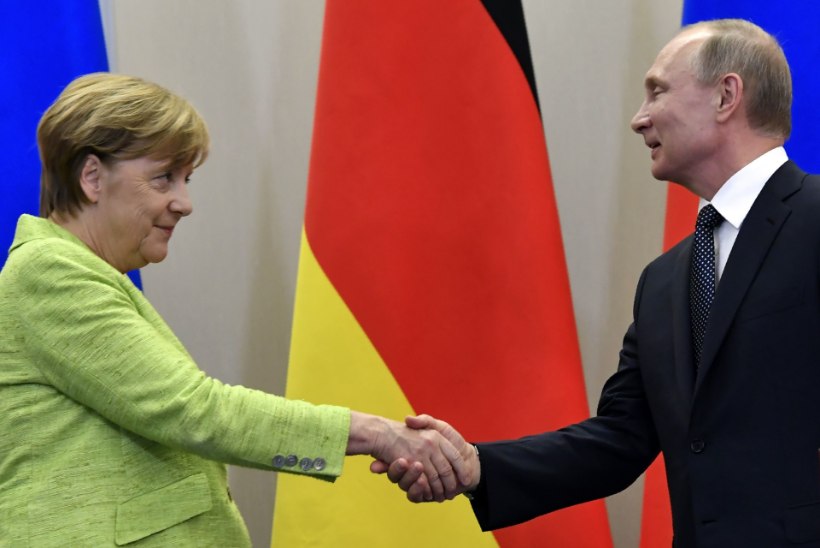 KASPAROV HOIATAB: Putin hoiab Merkelit sihikul