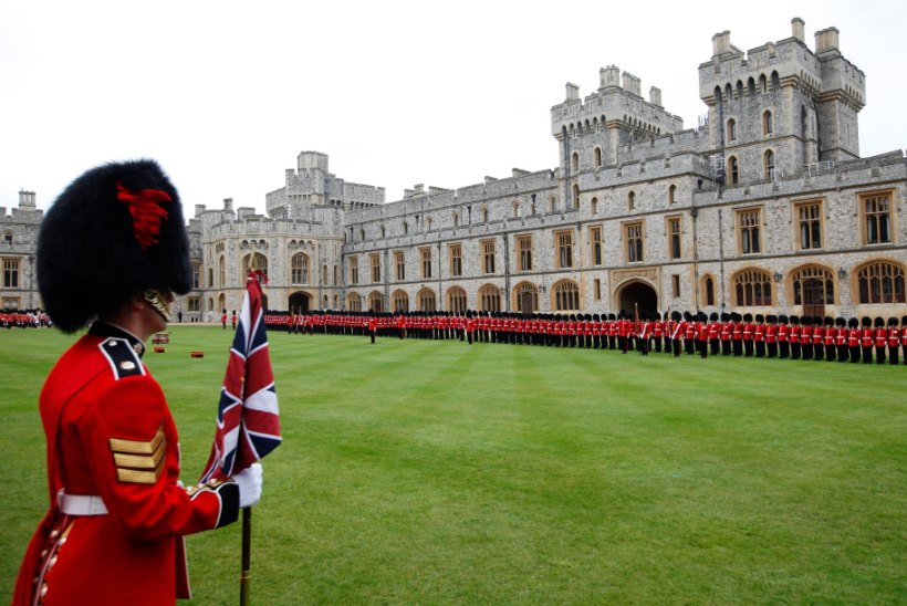 VIDEO | Elizabeth II lossivalvur kärkis turisti peale