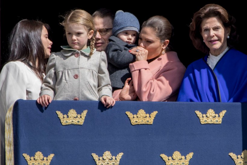 GALERII | Imearmsad printsess Estelle ja prints Oscar tervitasid kuningat õnnitlema tulnud inimesi
