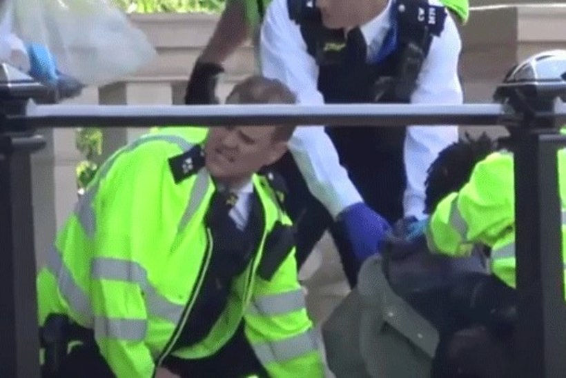 VIDEO | Buckinghami palee juures vahistati hetk enne kuninganna möödumist nuga kandnud mees