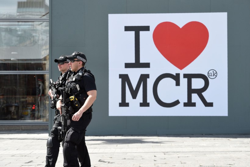 Manchesteri politsei võttis terrorirünnakuga seoses veel kaks meest vahi alla, Suurbritannia ohutaset lagetati