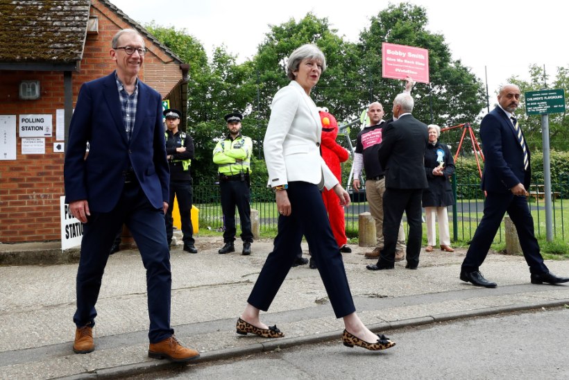 FOTOD | Erakorralised parlamendivalimised Suurbritannias: Theresa May käis koos abikaasaga hääletamas