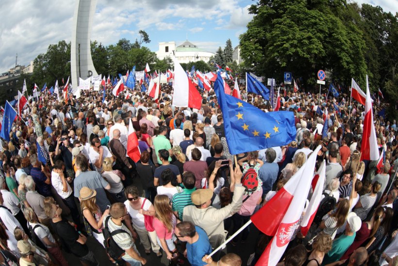 GALERII | Tuhanded poolakad protesteerivad kohtusüsteemi reformi vastu