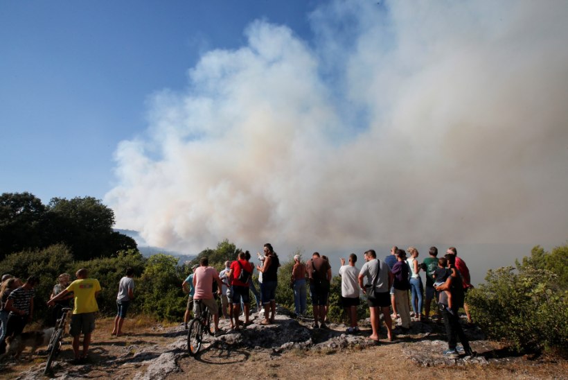 Metsapõleng Lõuna-Prantsusmaal noolib populaarseid suvituskohti