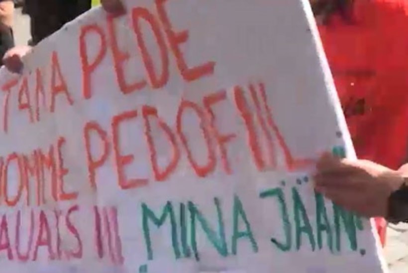 Geiparaadilt oli vaja minema viia üks ropu plakatiga protestija
