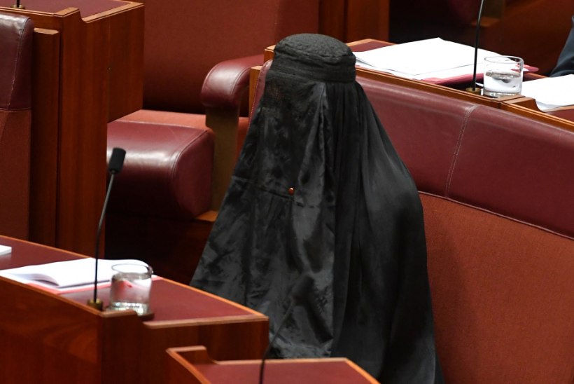 Austraalia naispoliitik rõivastus senatis burkasse