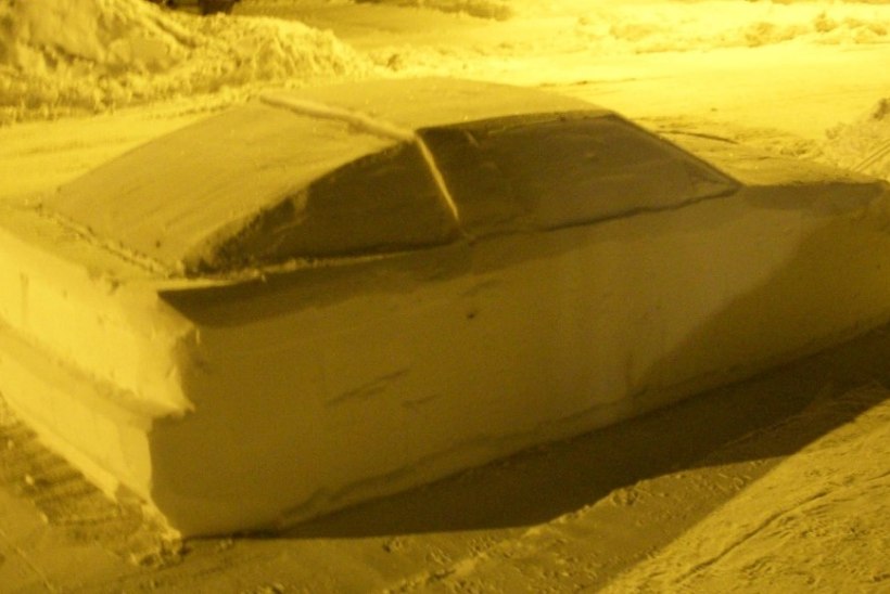 FOTOD | Mees tõmbas politseinikud haneks lumest tehtud autoga ja sai "parkimistrahvi"