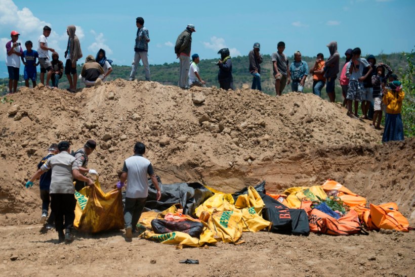 FOTOD | Indoneesia maavärinaohvreid hakatakse matma ühishaudadesse 