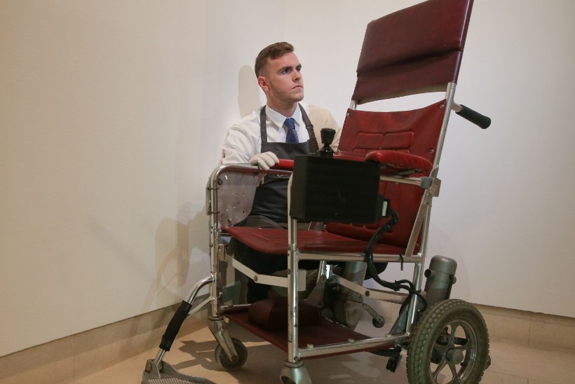 Stephen Hawkingi ratastool ja väitekiri müüdi enam kui miljoni euroga