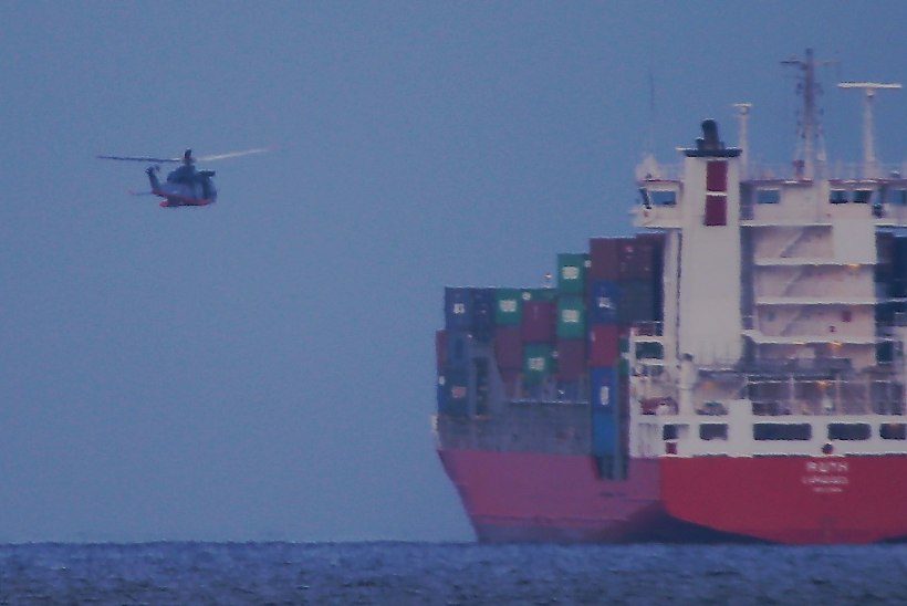 FOTOD ja VIDEO: Mis toimub? Kopter rippus laeva kohal