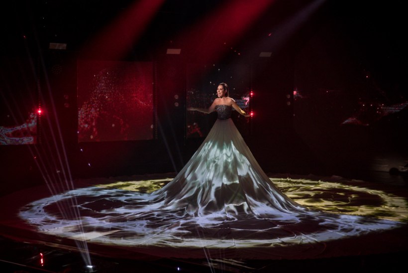 FOTO | Elina Nechayeva esineb "Eesti laulul" hiiglasliku seelikuosaga kleidis: selle tegemiseks kulus 52 ruutmeetrit kangast