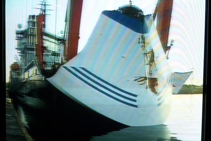 RAAMAT ESTONIA HUKUST: laeva põhjas pidi olema auk, mis tekkis kereplaatide purunemise, kokkupõrke või veel tõsisema põhjuse tagajärjel