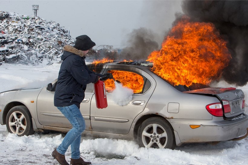 ÕHTULEHE KATSE | Meetrine tulelont paiskub autoaknast välja, klaasid purunevad, bensiiniaurud plahvatavad – kas autojuhil õnnestub veel midagi päästa?