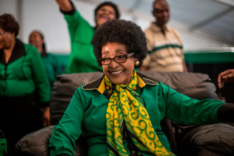 Suri Lõuna-Aafrika endine esileedi Winnie Mandela