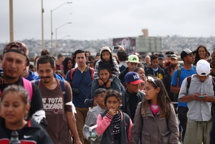Mitmesajapealine migrantide karavan jõudis USA-Mehhiko piirile