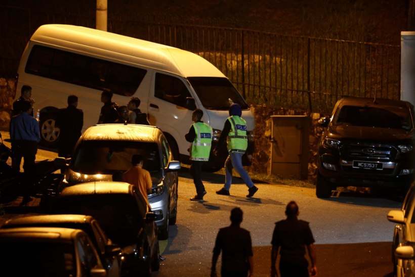 Politsei leidis Malaisia ekspeaministri kodust 72 raha ja juveelidega täidetud kohvrit