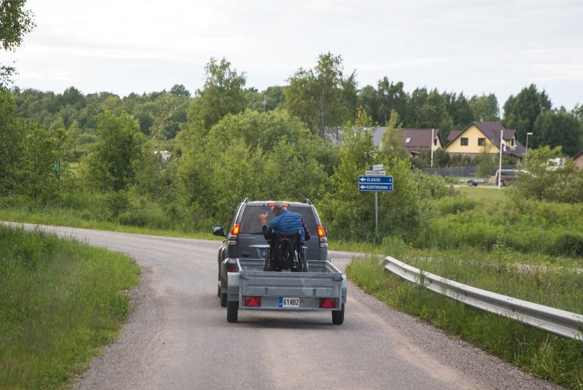 Uskumatu vaatepilt Tallinna tänavatelt: vanapaar vedas auto järelkärus teismelist 