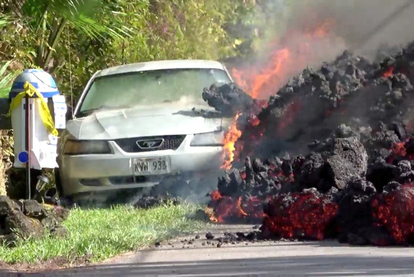 VIDEO | Vaata, kuidas laava neelab tee äärde pargitud auto