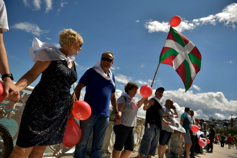 VIDEO | Baskid moodustasid eestlaste eeskujul inimketi