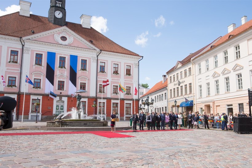 GALERII | President Kersti Kaljulaid tervitas Tartu raekoja platsil lähiriikide presidente