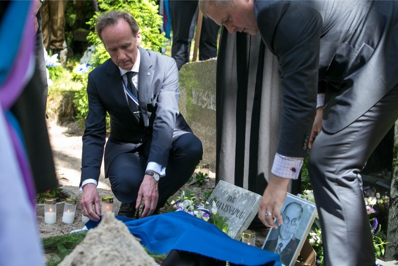 GALERII | Luuletaja Henrik Visnapuu tuhaurn sängitati sinimustvalge lipu sees Metsakalmistule