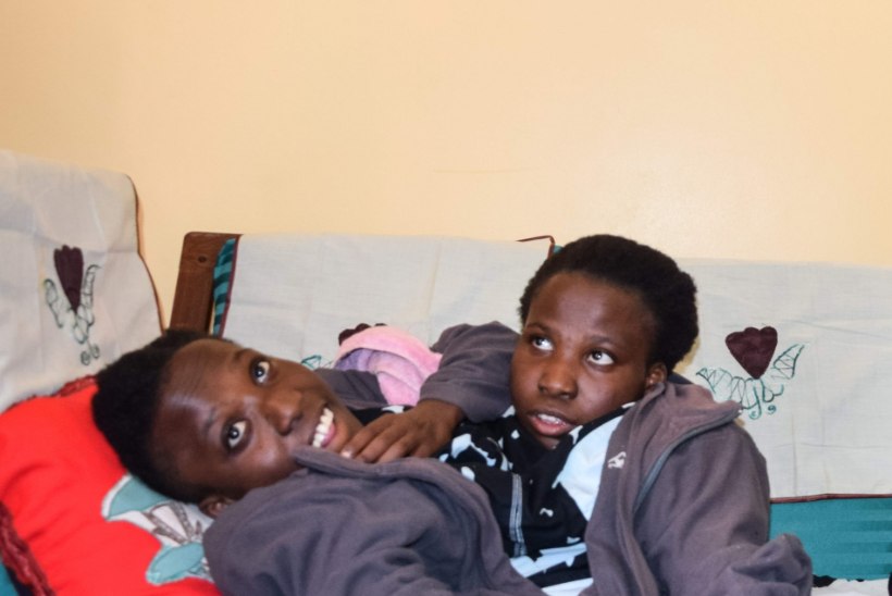 Tansaania leinab 21 aastaselt surnud Siiami kaksikuid
