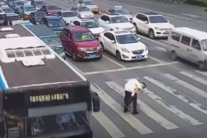 LIIGUTAV VIDEO | Politseinik kannab vanema härrasemehe üle tee