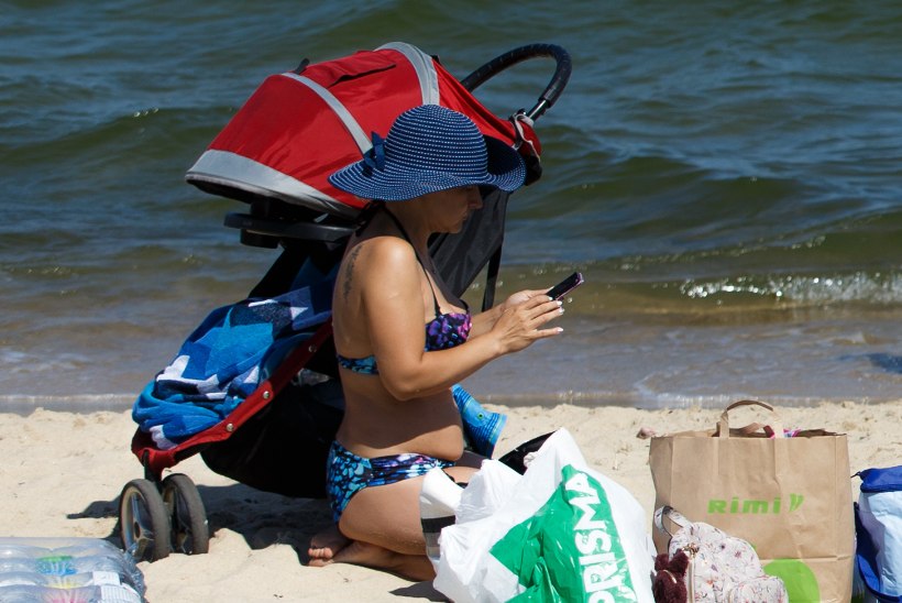 Ninapidi mobiiltelefonis: rannas palava päikese käes jääb jutt väheseks