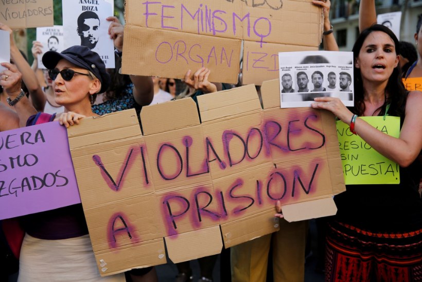 Kohalikud ei lubanud Hispaania seksuaalkurjategijate jõugul basseinis pidutseda
