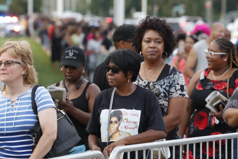 GALERII | Sajad fännid ööbisid tänaval, et Aretha Frankliniga hüvasti jätta