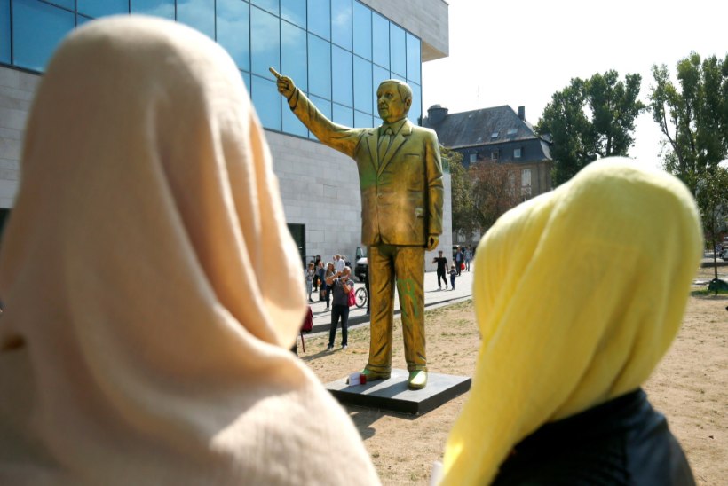 FOTOD | Saksa linna ilmus Erdogani kuldne kuju