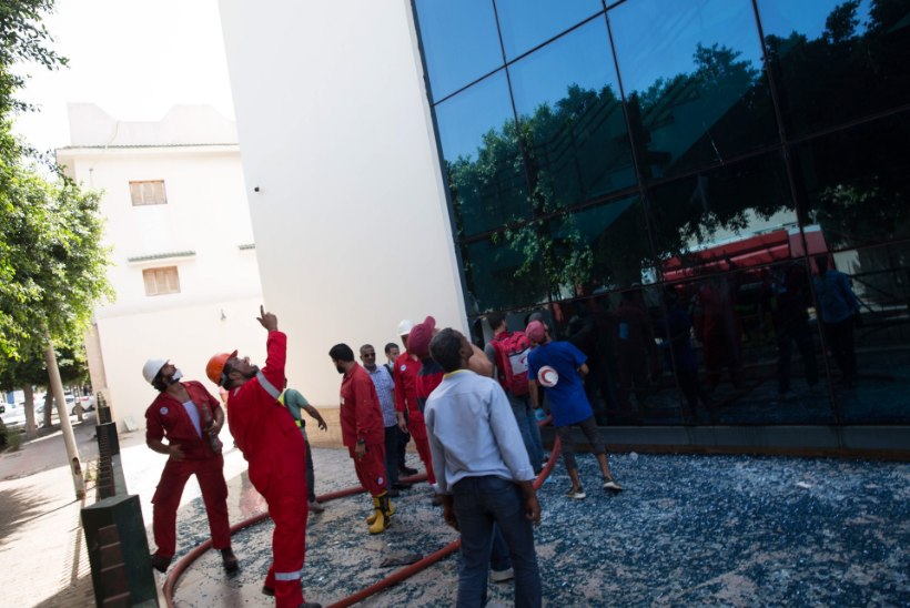 KORRALAGEDUS LIIBÜAS: relvastatud mehed tungisid riikliku naftafirma peakorterisse
