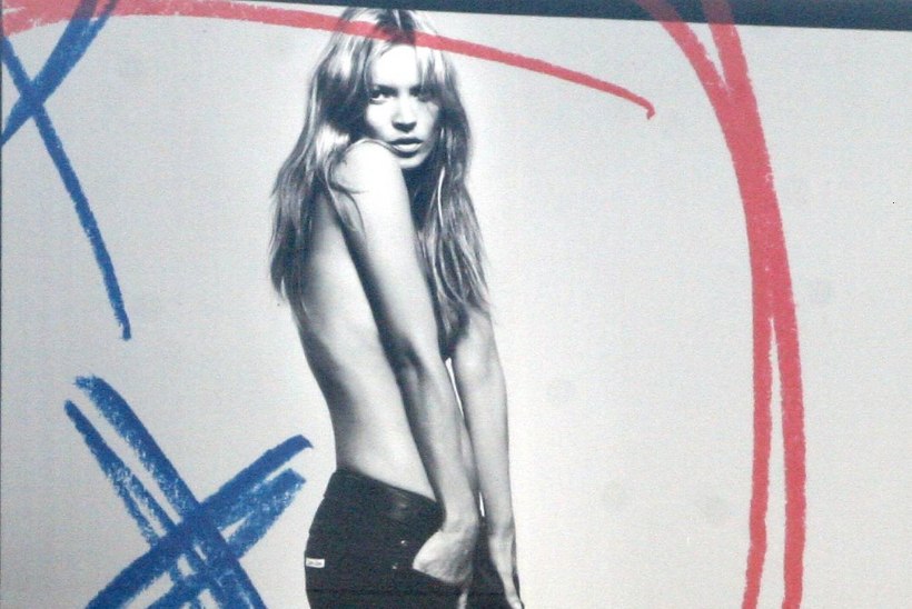 Teismelist Kate Mossi sunniti paljaste rindadega poseerima