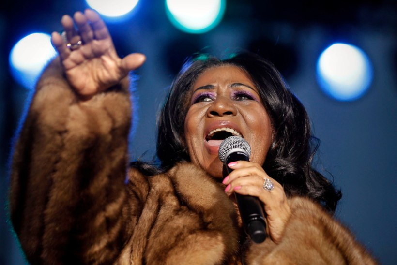 Soulikuninganna Aretha Franklin saadeti pisarate ja naeruga viimsele teele