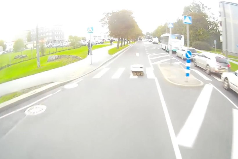 VIDEO | EI KUULE, EI NÄE: päästeauto oleks äärepealt pakiroboti laiaks sõitnud