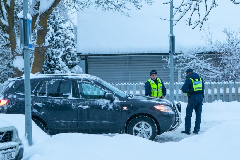 FOTOD | Kuressaares sai laps ülekäigurajal kahelt autolt löögi