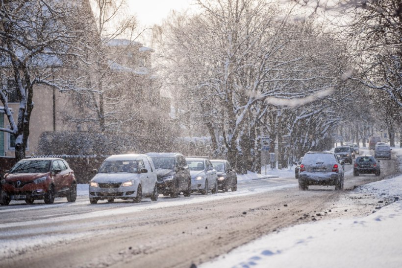 Politsei: viimses hädas teeme lumest puhastamata autodele ka trahvi